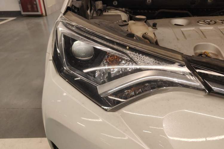 Used Toyota RAV4 2019 2.0L CVT Two-Wheel Drive Pioneer Edition China V Standard Right Front Headlight