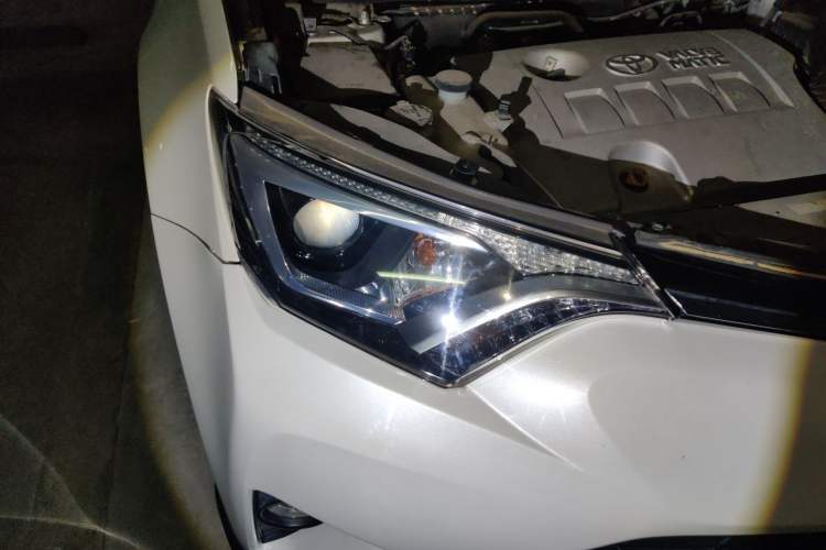 Used Toyota RAV4 2019 2.0L CVT Two-Wheel Drive Luxury Version China VI Standard Right Front Headlight