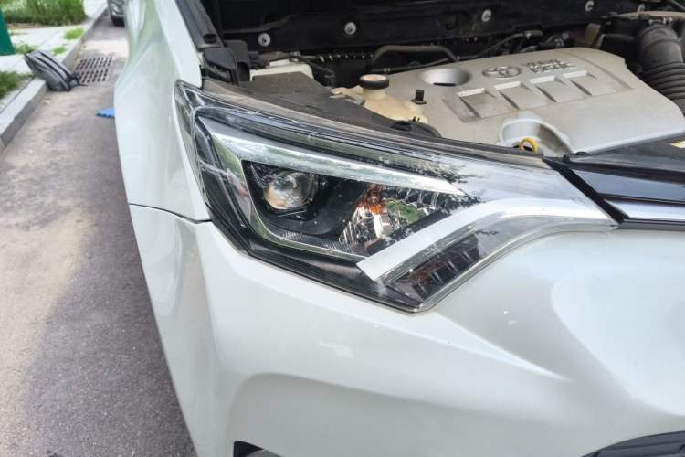 Used Toyota RAV4 2019 2.0L CVT Two-Wheel Drive Comfort Edition China VI Standard Right Front Headlight