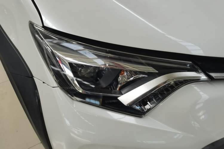 Used Toyota RAV4 2019 2.0L CVT Two-Wheel Drive Fashion X Limited Edition China VI Standard Right Front Headlight