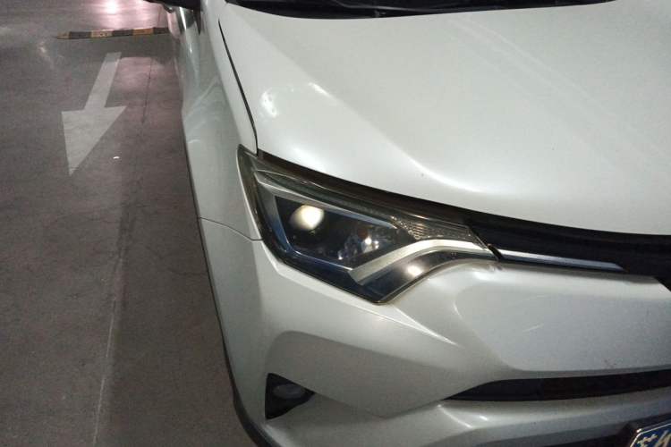 Used Toyota RAV4 2019 2.0L CVT Two-Wheel Drive Luxury Version China VI Standard Right Front Headlight