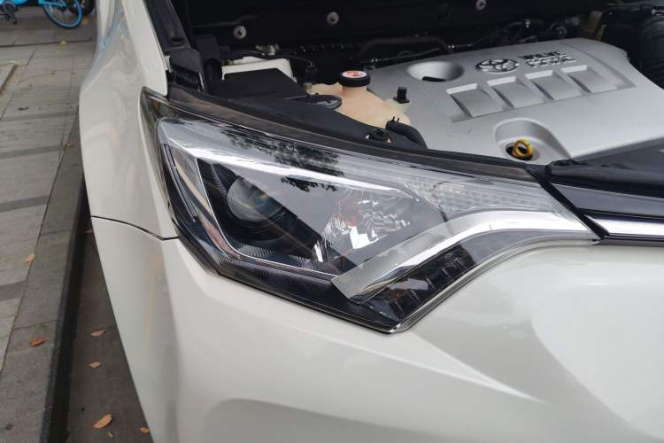 Used Toyota RAV4 2019 2.0L CVT Two-Wheel Drive Pioneer Edition China V Standard Right Front Headlight