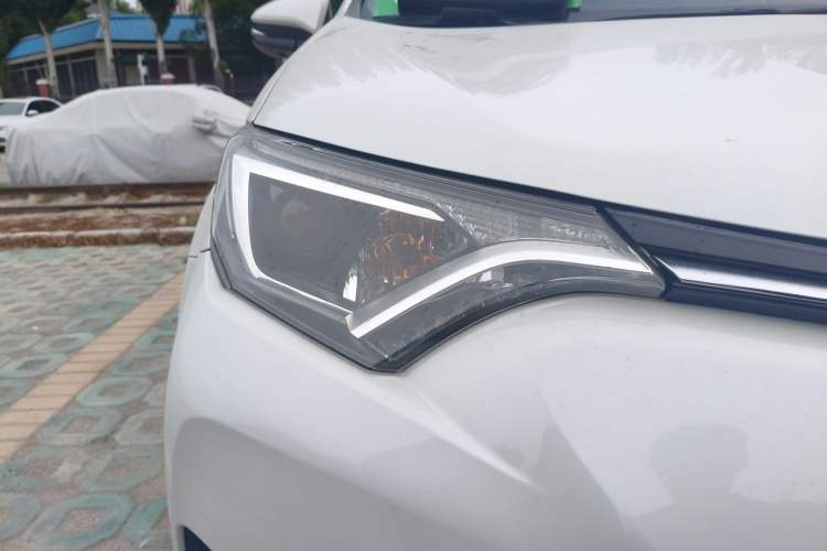 Used Toyota RAV4 2019 2.0L CVT Two-Wheel Drive Luxury Version China VI Standard Right Front Headlight