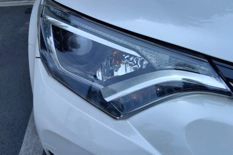 Used Toyota RAV4 2019 2.0L CVT Two-Wheel Drive Pioneer Edition China V Standard Right Front Headlight