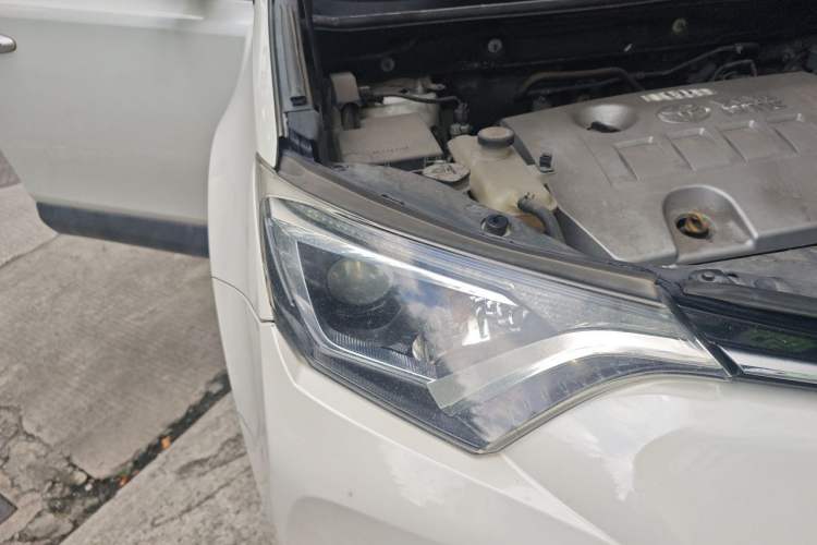 Used Toyota RAV4 2019 2.0L CVT Two-Wheel Drive Luxury Version China VI Standard Right Front Headlight