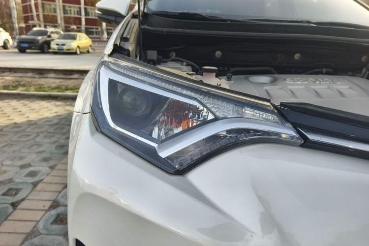 Used Toyota RAV4 2019 2.0L CVT Two-Wheel Drive Luxury Version China VI Standard
