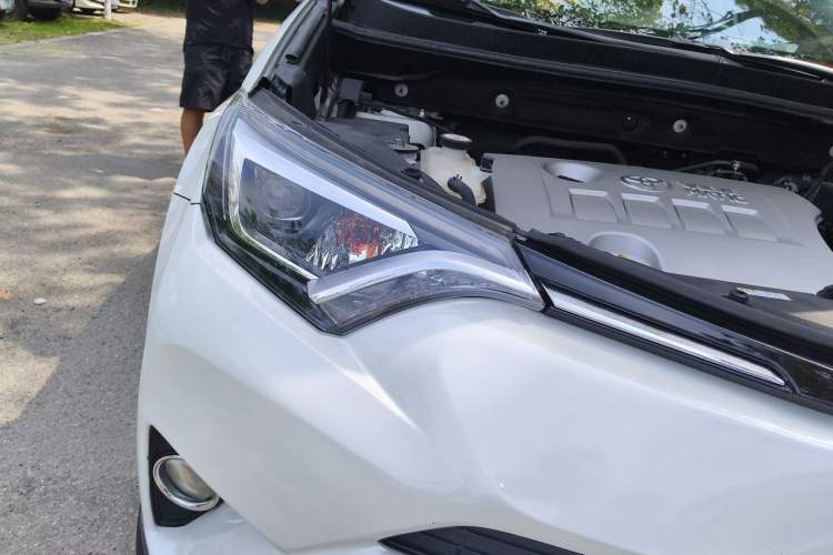 Used Toyota RAV4 2019 2.0L CVT Two-Wheel Drive ZhiShang Version China VI Standard Right Front Headlight