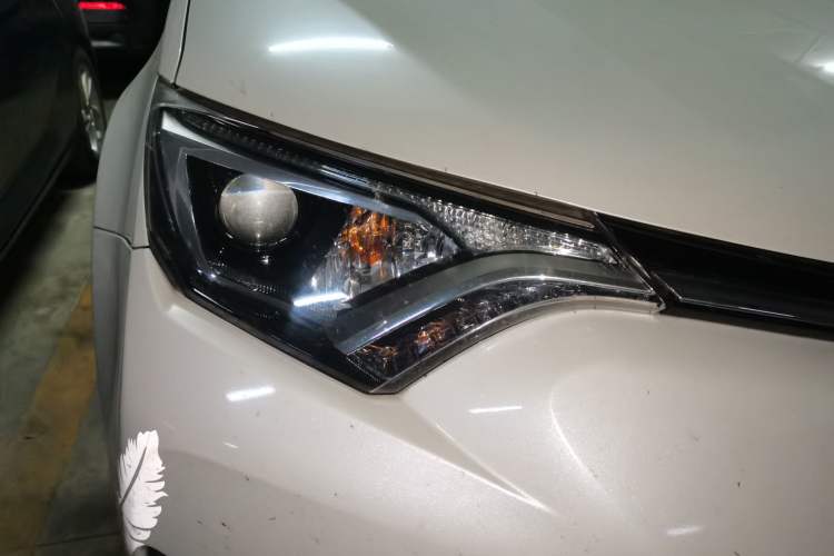 Used Toyota RAV4 2019 2.0L CVT Two-Wheel Drive Luxury Version China VI Standard Right Front Headlight