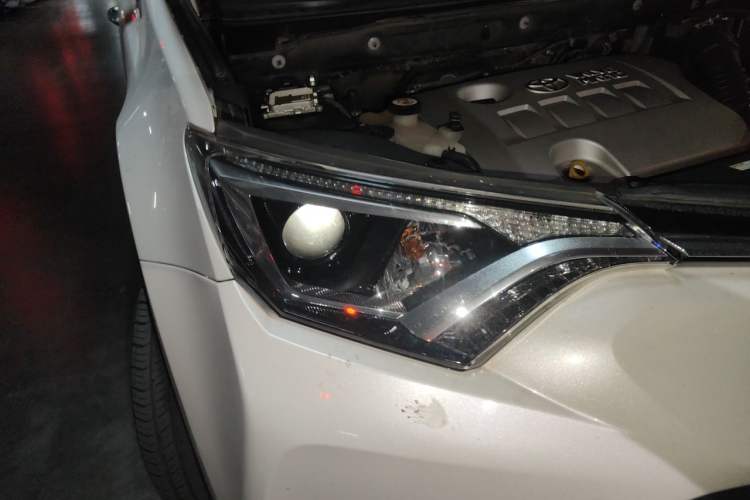 Used Toyota RAV4 2019 2.0L CVT Two-Wheel Drive Luxury Version China VI Standard Right Front Headlight