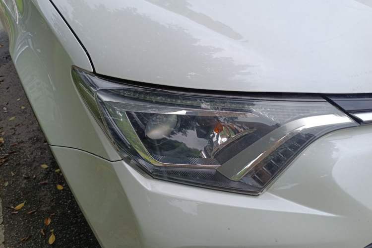Used Toyota RAV4 2019 2.0L CVT Two-Wheel Drive Pioneer Edition China VI Standard Right Front Headlight