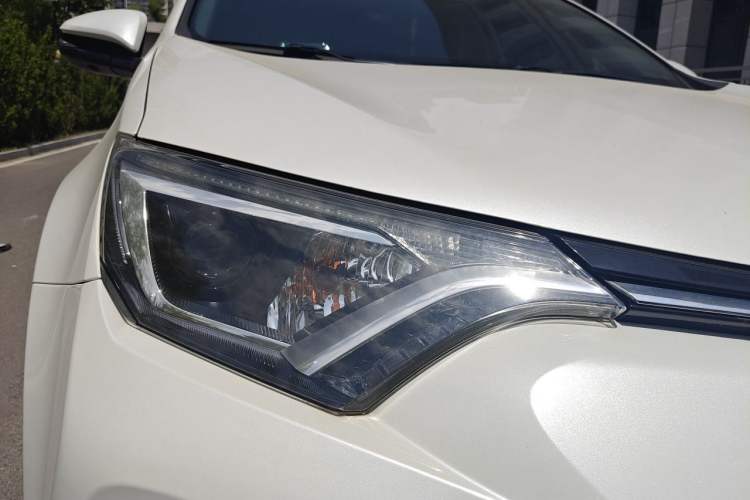 Used Toyota RAV4 2019 2.0L CVT Two-Wheel Drive Luxury Version China VI Standard Right Front Headlight