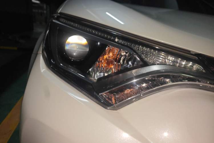 Used Toyota RAV4 2019 2.0L CVT Two-Wheel Drive Pioneer Edition China VI Standard Right Front Headlight