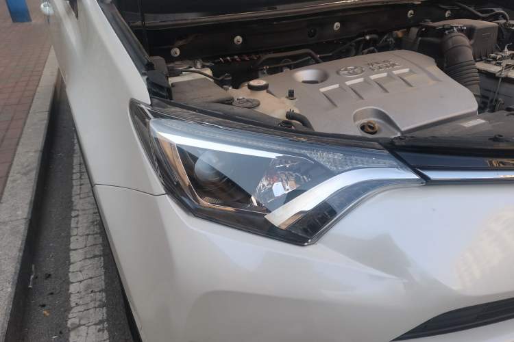 Used Toyota RAV4 2019 2.0L CVT Two-Wheel Drive Comfort Edition China VI Standard Right Front Headlight