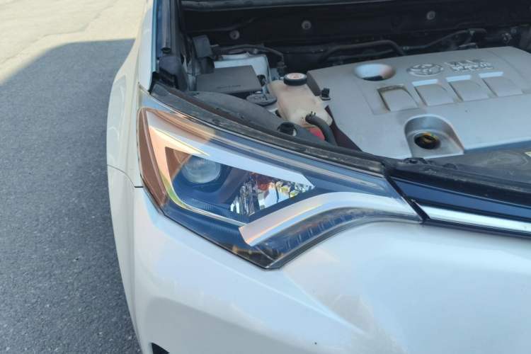 Used Toyota RAV4 2019 2.0L CVT Two-Wheel Drive ZhiShang Version China VI Standard Right Front Headlight