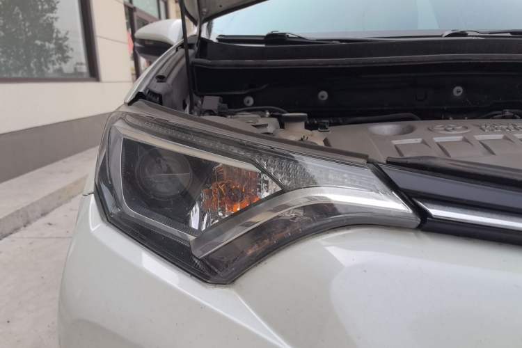 Used Toyota RAV4 2019 2.0L CVT Two-Wheel Drive Pioneer Edition China VI Standard Right Front Headlight