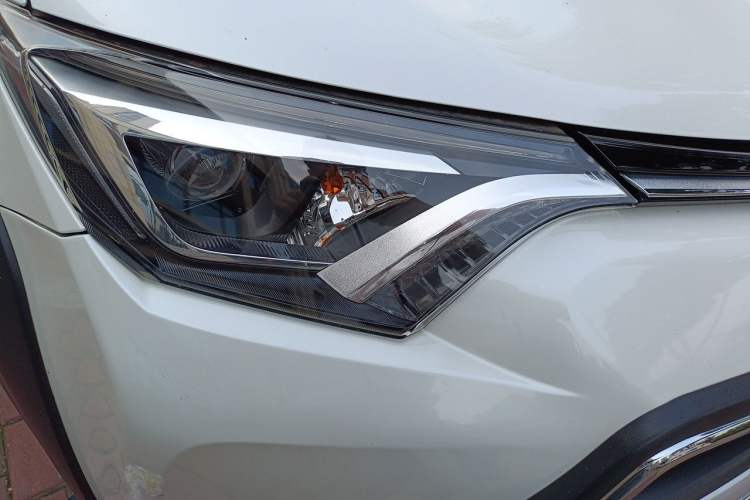 Used Toyota RAV4 2019 2.0L CVT Two-Wheel Drive Fashion X Limited Edition China VI Standard Right Front Headlight