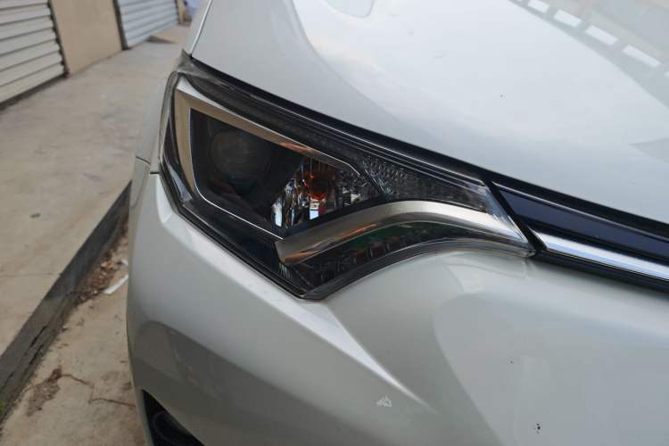 Used Toyota RAV4 2019 2.0L CVT Two-Wheel Drive Luxury Version China VI Standard Right Front Headlight
