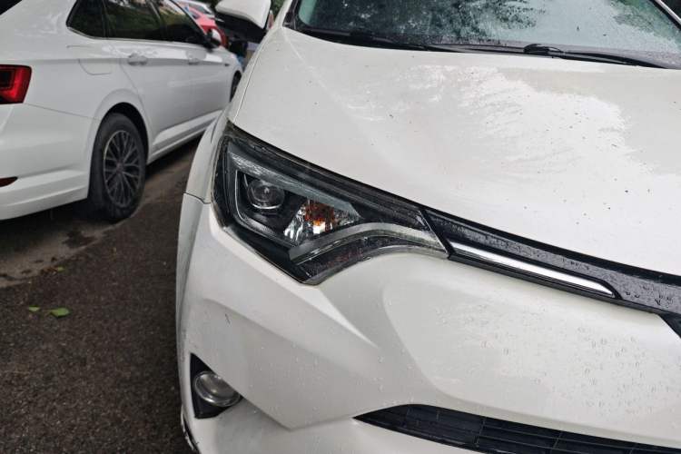 Used Toyota RAV4 2019 2.0L CVT Two-Wheel Drive ZhiShang Version China VI Standard Right Front Headlight