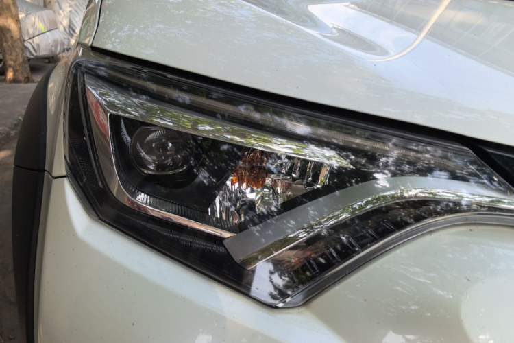 Used Toyota RAV4 2019 2.0L CVT Two-Wheel Drive Fashion X Limited Edition China VI Standard Right Front Headlight