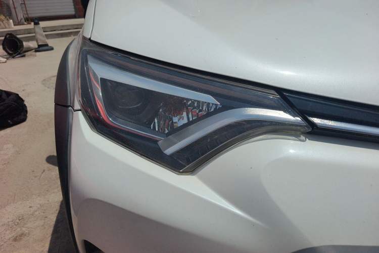 Used Toyota RAV4 2019 2.0L CVT Two-Wheel Drive Fashion X Limited Edition China VI Standard Right Front Headlight