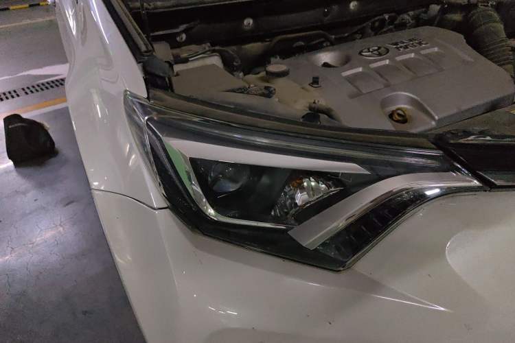 Used Toyota RAV4 2019 2.0L CVT Two-Wheel Drive ZhiShang Version China VI Standard Right Front Headlight
