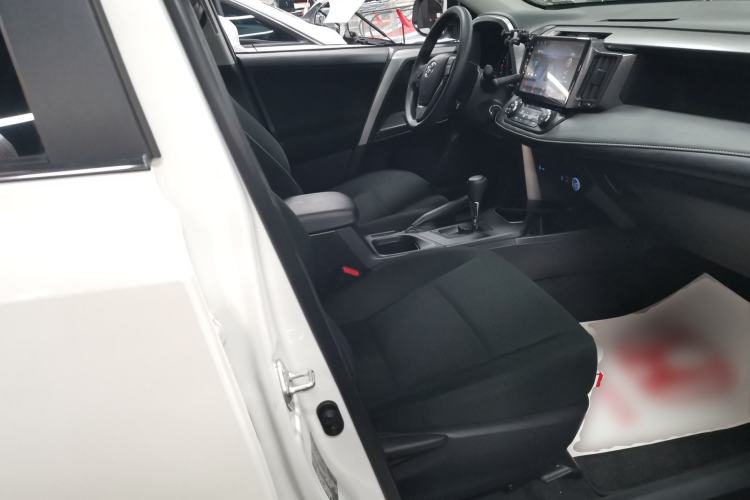 Used Toyota RAV4 2019 2.0L CVT Two-Wheel Drive Pioneer Edition China V Standard Right Front Seat