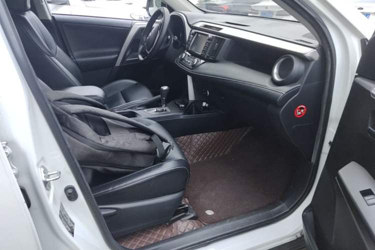 Used Toyota RAV4 2019 2.0L CVT Two-Wheel Drive ZhiShang Version China VI Standard Right Front Seat