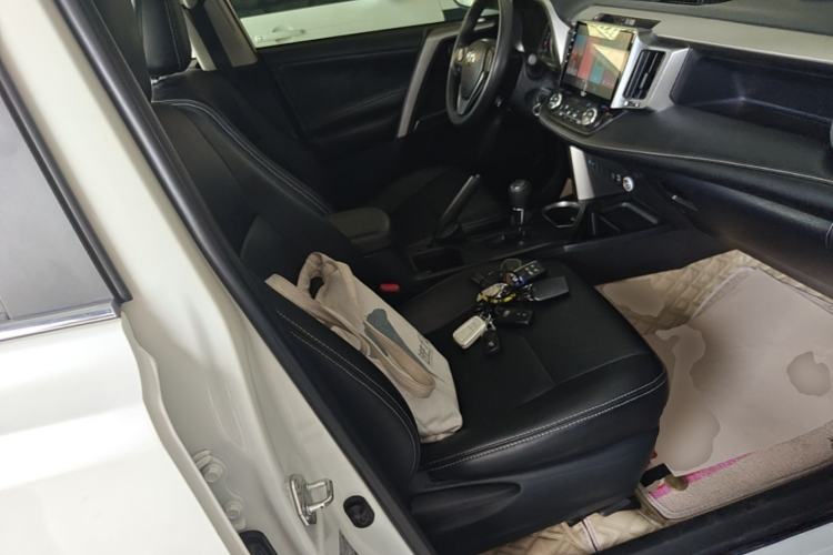 Used Toyota RAV4 2019 2.0L CVT Two-Wheel Drive Pioneer Edition China VI Standard Right Front Seat