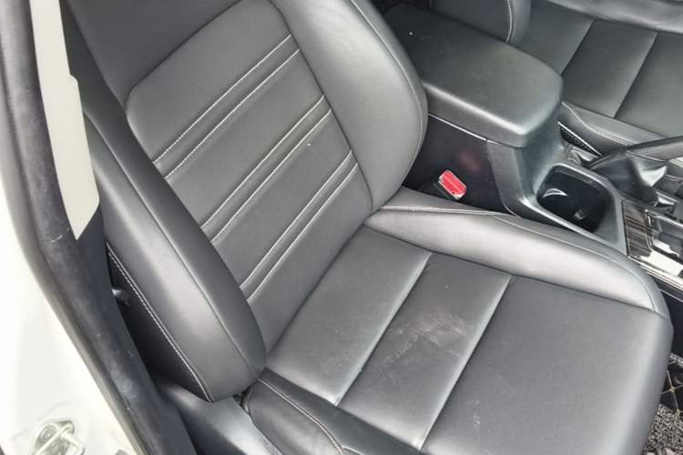 Used Toyota RAV4 2019 2.0L CVT Two-Wheel Drive Pioneer Edition China VI Standard Right Front Seat