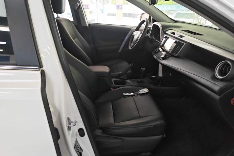 Used Toyota RAV4 2019 2.0L CVT Two-Wheel Drive Fashion X Limited Edition China VI Standard Right Front Seat
