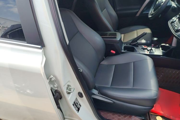 Used Toyota RAV4 2019 2.0L CVT Two-Wheel Drive Fashion X Limited Edition China VI Standard Right Front Seat