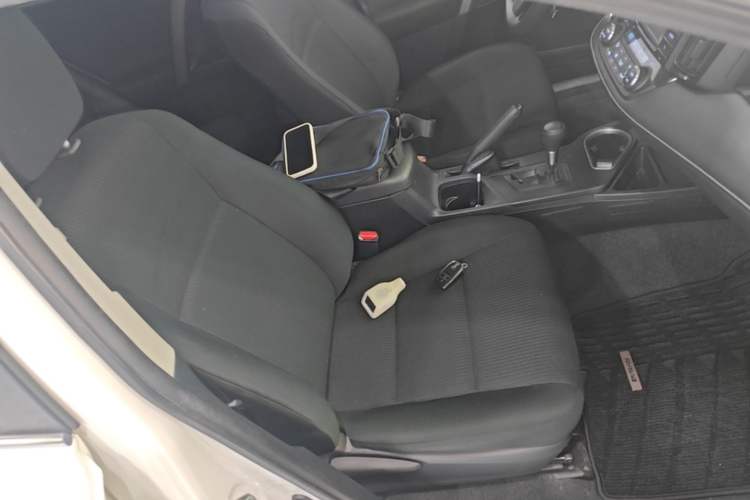 Used Toyota RAV4 2019 2.0L CVT Two-Wheel Drive Fashion X Limited Edition China VI Standard Right Front Seat