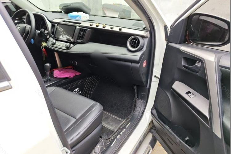 Used Toyota RAV4 2019 2.0L CVT Two-Wheel Drive Pioneer Edition China V Standard Right Front Seat