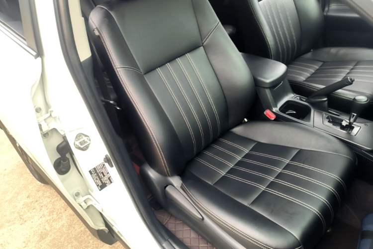 Used Toyota RAV4 2019 2.0L CVT Two-Wheel Drive Pioneer Edition China V Standard Right Front Seat