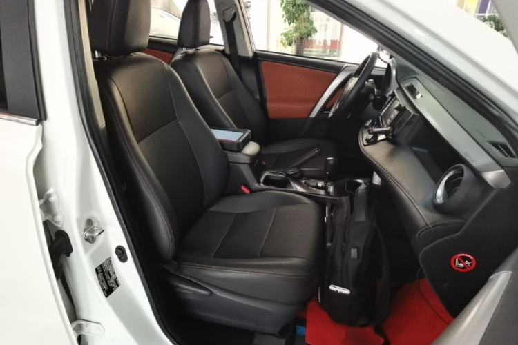 Used Toyota RAV4 2019 2.0L CVT Two-Wheel Drive Luxury Version China VI Standard Right Front Seat