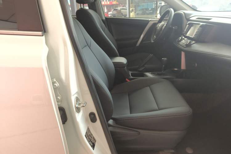 Used Toyota RAV4 2019 2.0L CVT Two-Wheel Drive Luxury Version China VI Standard Right Front Seat