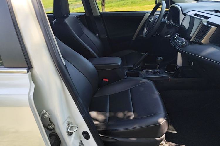 Used Toyota RAV4 2019 2.0L CVT Two-Wheel Drive Pioneer Edition China VI Standard Right Front Seat