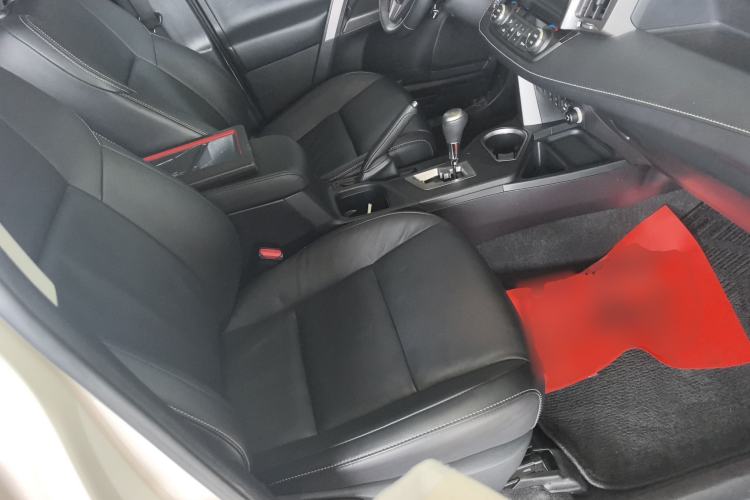 Used Toyota RAV4 2019 2.0L CVT Two-Wheel Drive ZhiShang Version China VI Standard Right Front Seat
