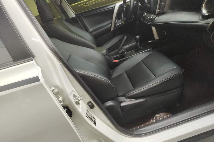 Used Toyota RAV4 2019 2.0L CVT Two-Wheel Drive Pioneer Edition China V Standard Right Front Seat