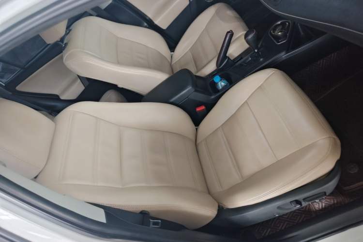 Used Toyota RAV4 2019 2.0L CVT Two-Wheel Drive Luxury Version China VI Standard Right Front Seat