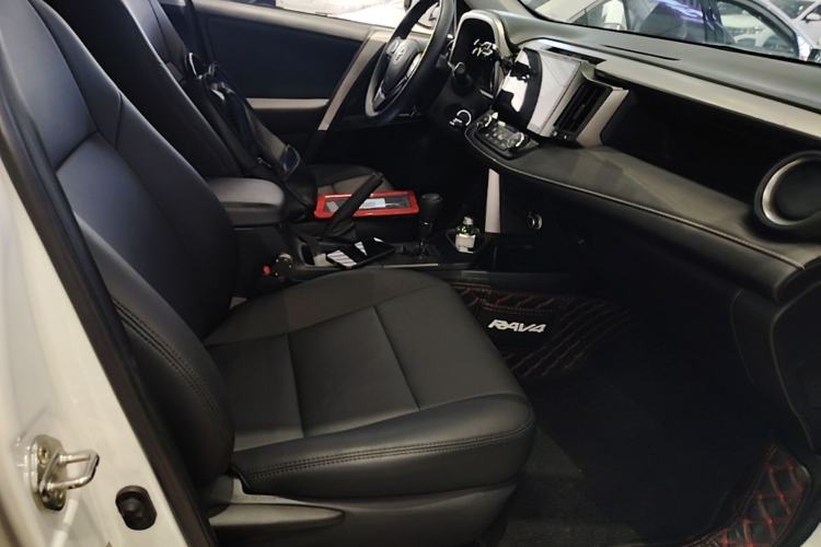 Used Toyota RAV4 2019 2.0L CVT Two-Wheel Drive Pioneer Edition China VI Standard Right Front Seat