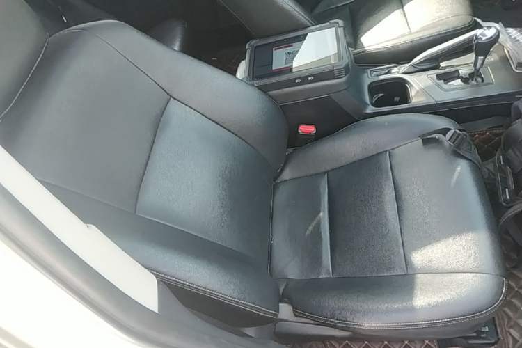 Used Toyota RAV4 2019 2.0L CVT Two-Wheel Drive Luxury Version China VI Standard Right Front Seat