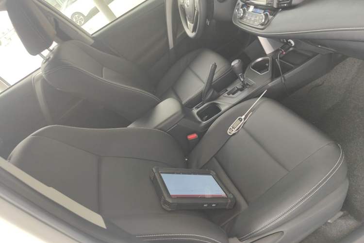 Used Toyota RAV4 2019 2.0L CVT Two-Wheel Drive Luxury Version China VI Standard Right Front Seat