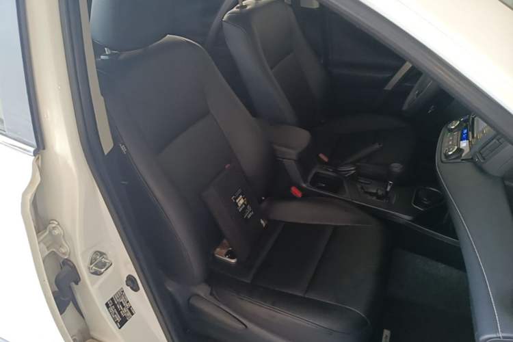 Used Toyota RAV4 2019 2.0L CVT Two-Wheel Drive Luxury Version China VI Standard Right Front Seat