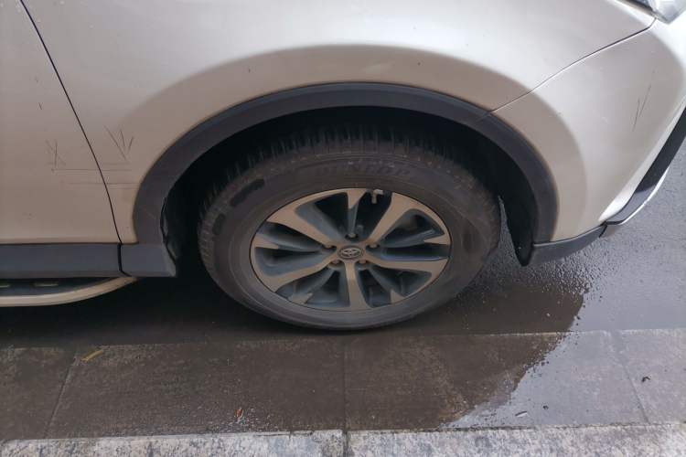 Used Toyota RAV4 2019 2.0L CVT Two-Wheel Drive Luxury Version China VI Standard Right Front Wheel Hub