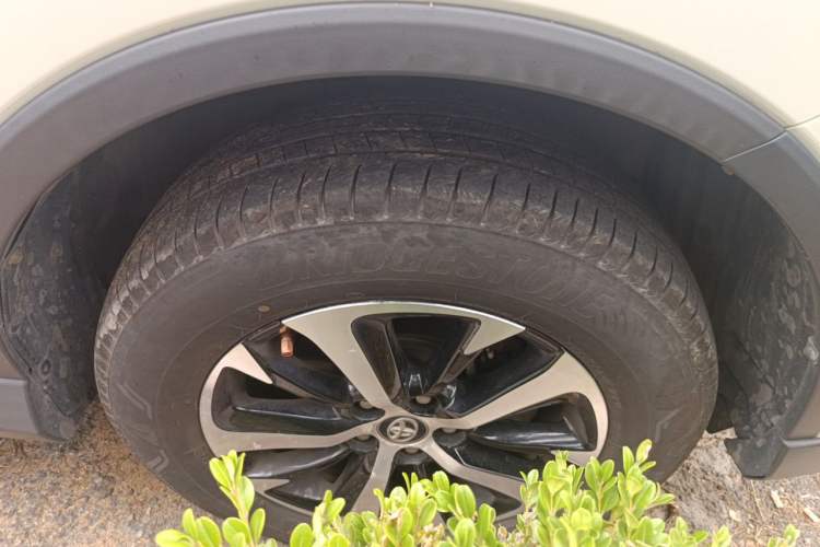 Used Toyota RAV4 2019 2.0L CVT Two-Wheel Drive Luxury Version China VI Standard Right Front Wheel Hub
