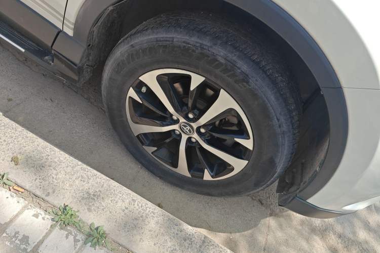 Used Toyota RAV4 2019 2.0L CVT Two-Wheel Drive Luxury Version China VI Standard Right Front Wheel Hub