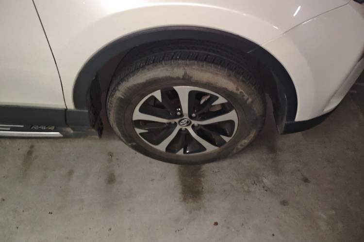 Used Toyota RAV4 2019 2.0L CVT Two-Wheel Drive ZhiShang Version China VI Standard Right Front Wheel Hub