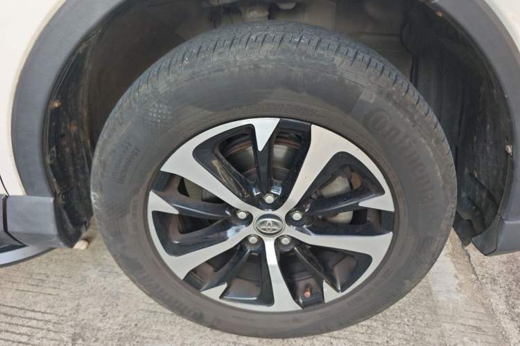 Used Toyota RAV4 2019 2.0L CVT Two-Wheel Drive Luxury Version China VI Standard Right Front Wheel Hub