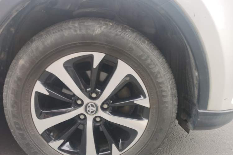 Used Toyota RAV4 2019 2.0L CVT Two-Wheel Drive Luxury Version China VI Standard Right Front Wheel Hub